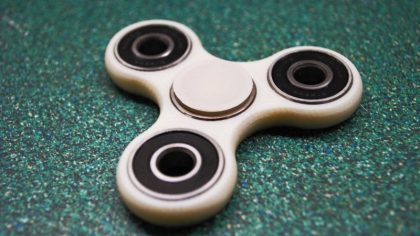 Mengatasi Stres dengan Fidget Spinner dan Stress Ball: Apakah Mereka Benar-Benar Efektif?